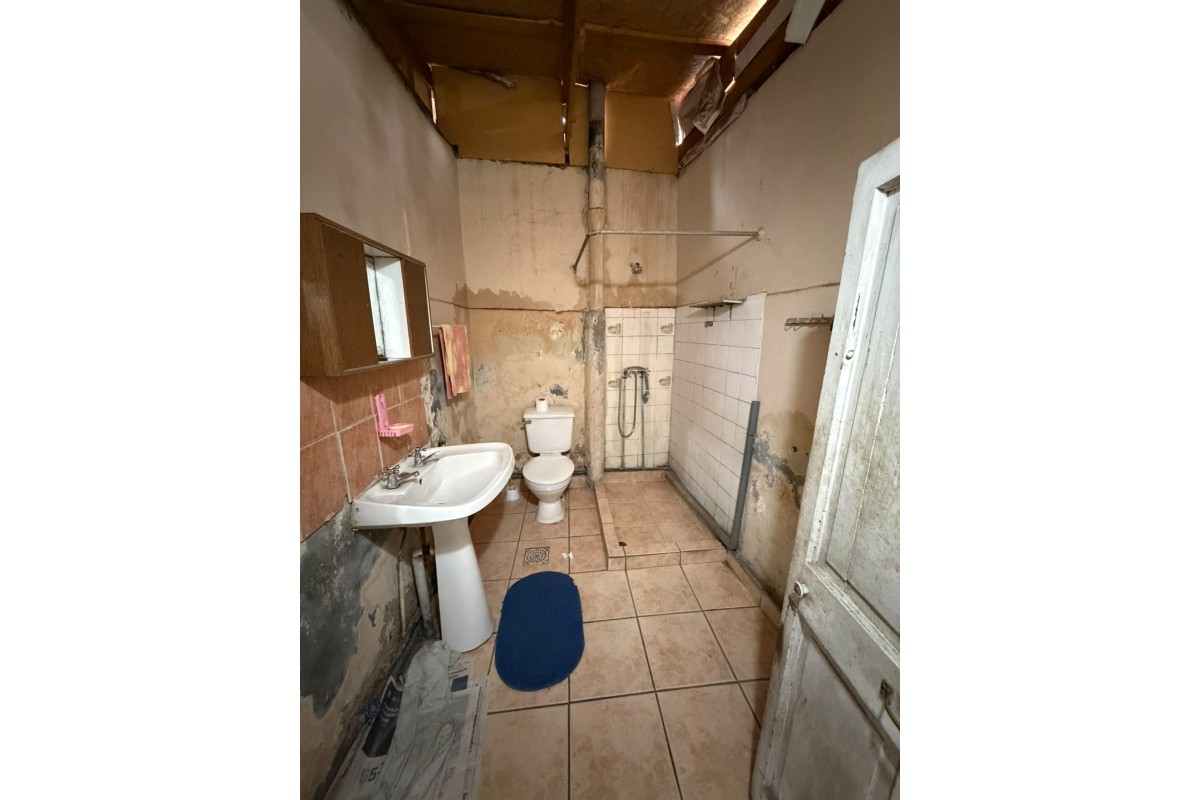 Amplia propiedad, 1 piso 212 m2, valor UF 2500
