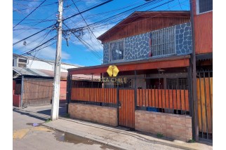 Se Vende Casa de 2 Pisos + Depto. Interior 2743 Uf 4D, 2B y 2 E, en  La FLorida