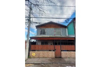 Se Vende Casa de 2 Pisos + Depto. Interior 2743 Uf 4D, 2B y 2 E, en  La FLorida