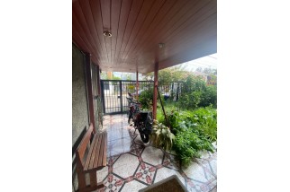 En venta cAmplia Propiedad De 3 Pisos, Ideal Para Familia 5D, 6B y E